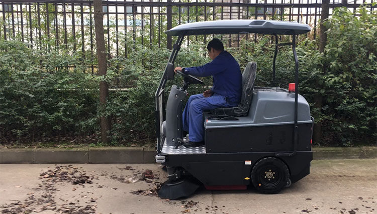 旭潔S1400小型電動(dòng)掃地車工業(yè)園校園掃地效果圖